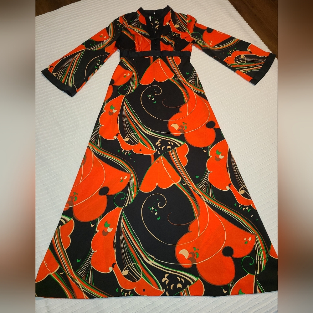 Vintage 1970s Tori Richard Honolulu Vibrant Black and Orange Patterned Dress